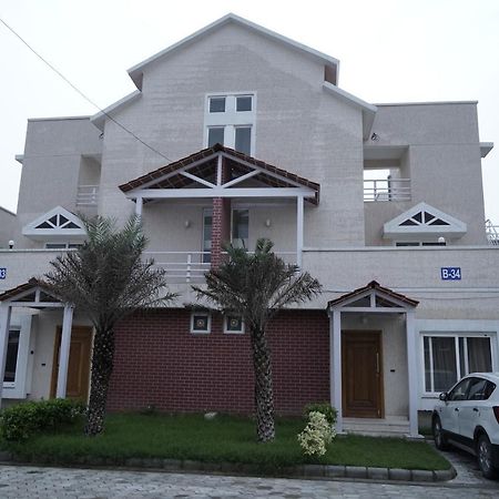 Madhav Kuteer B- 34 Vrindāvan Exterior foto